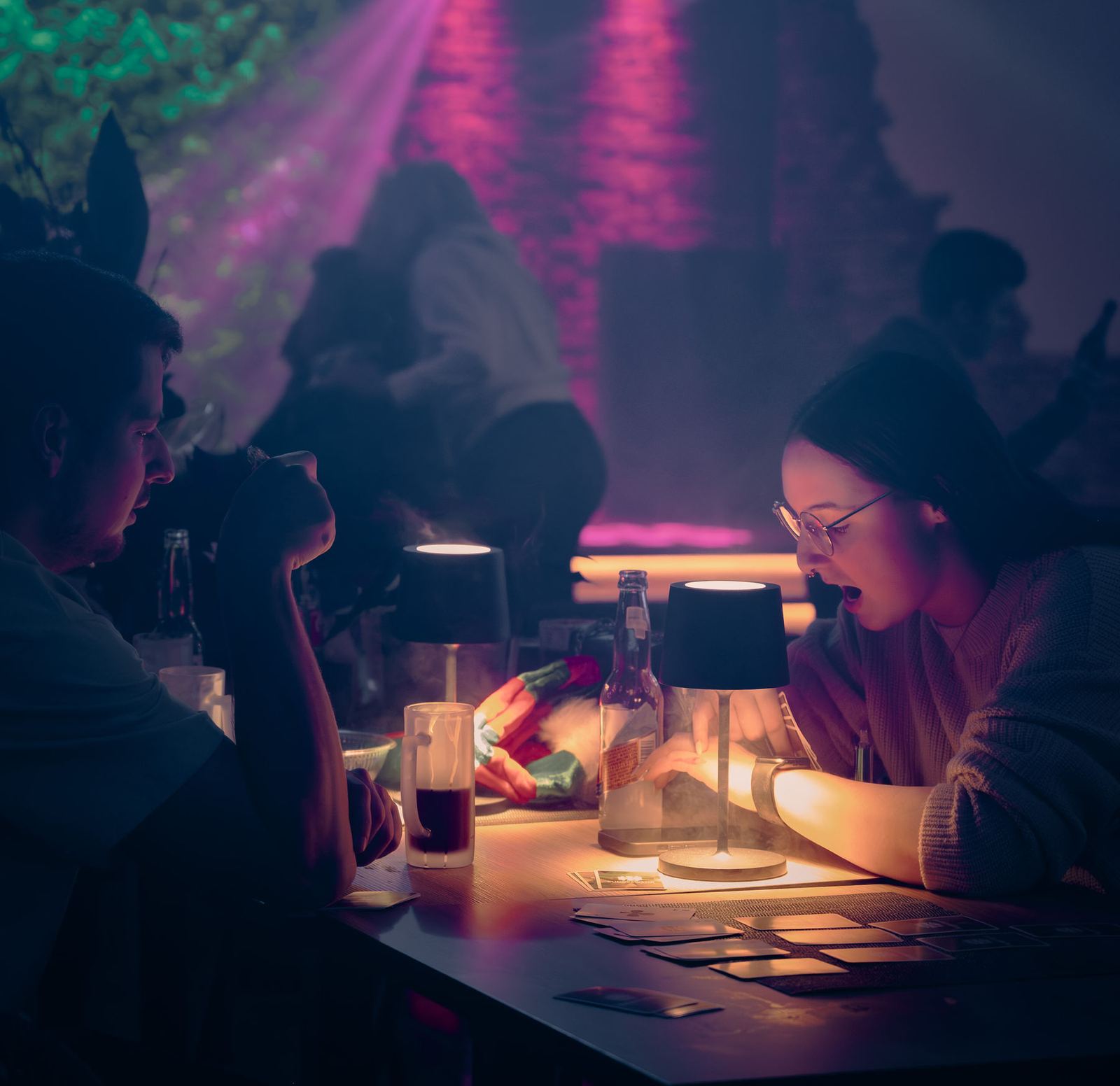 Gäste an der festlichen Tafel am Abend