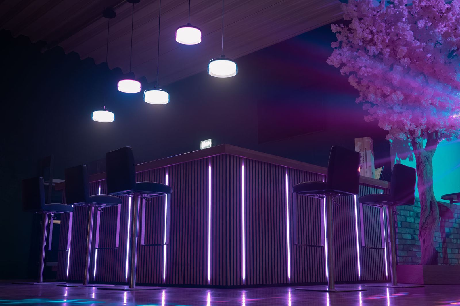 Kleine Bar mit violetter Lichtstimmung