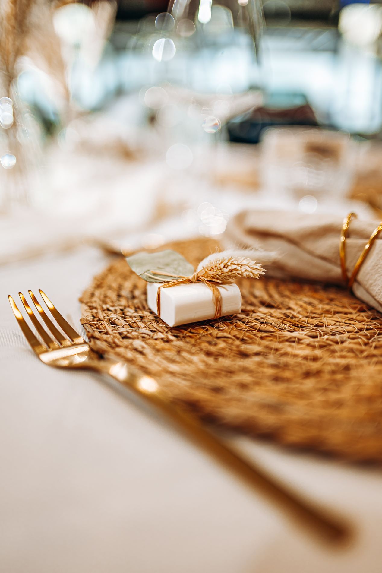 Gedeckter Tisch im Boho-Stil mit Rattan-Platzteller
