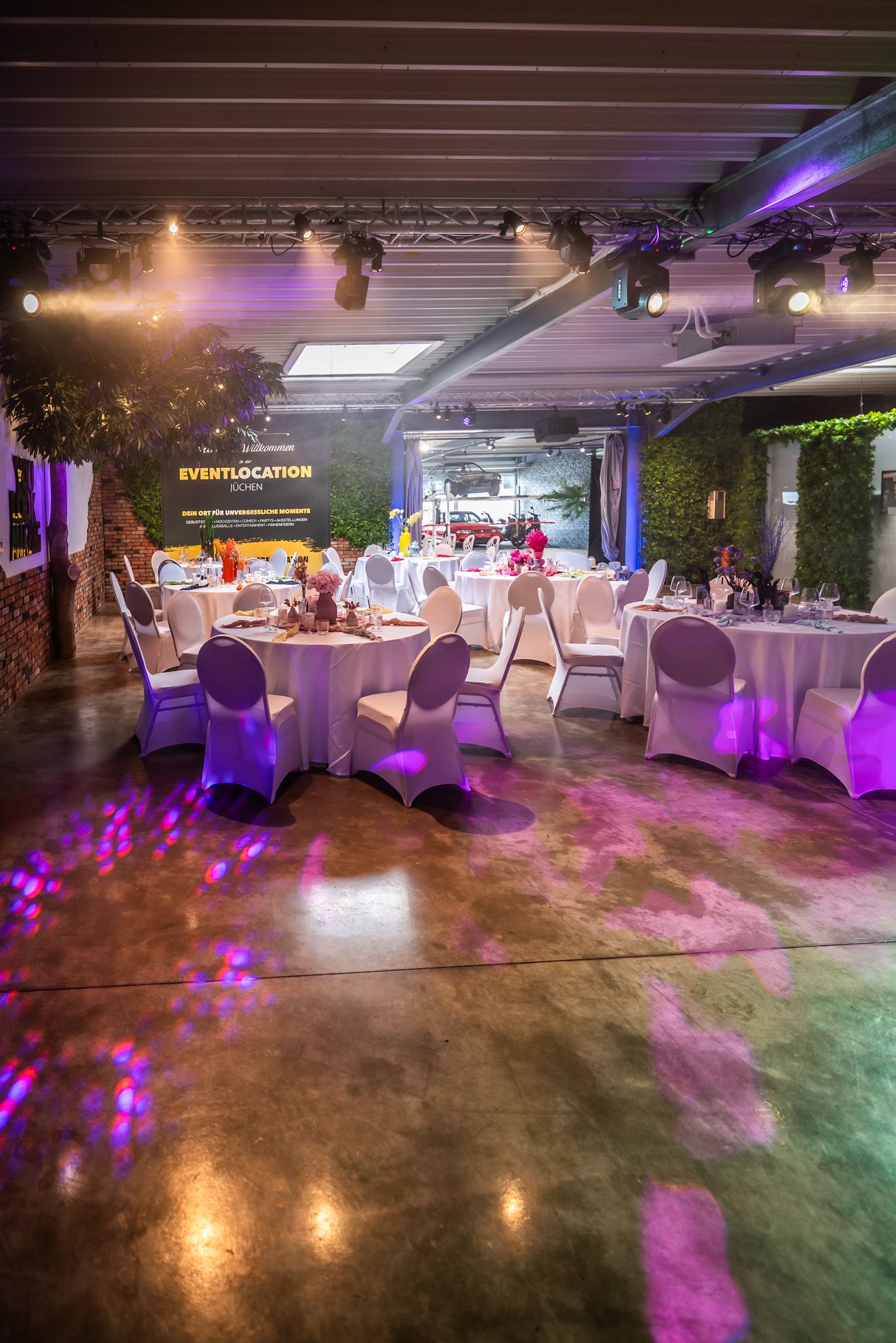 Bar im großen Saal bei Nacht mit pinker Beleuchtung
