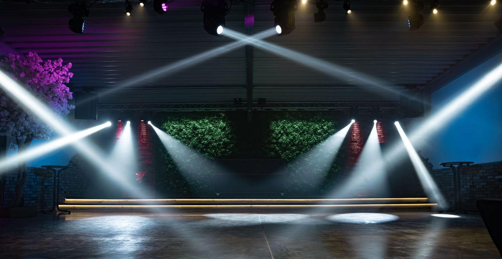 Bühne mit Lichteffekten im großen Saal