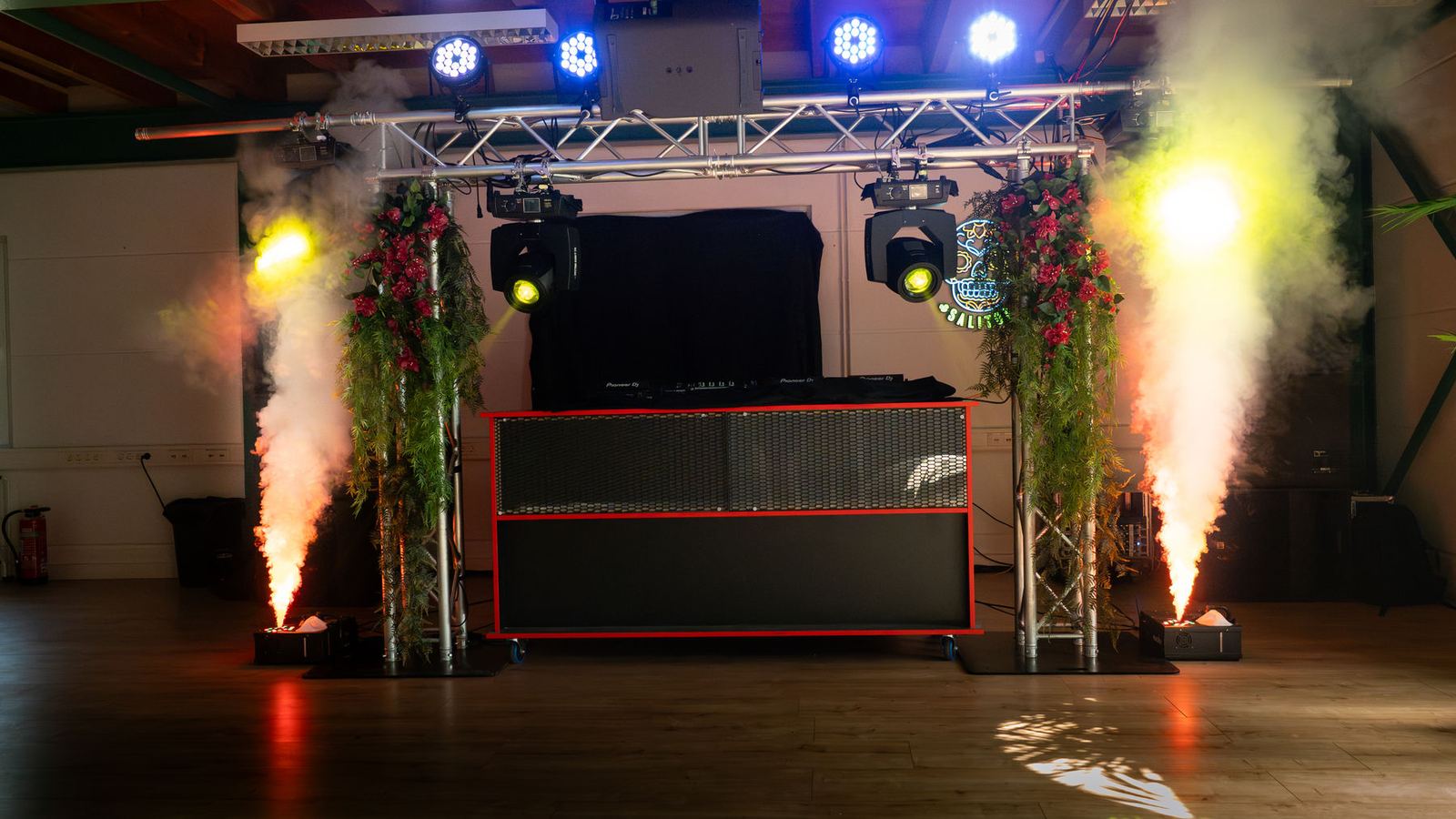 DJ-Booth mit CO2-Effekt im großen Saal