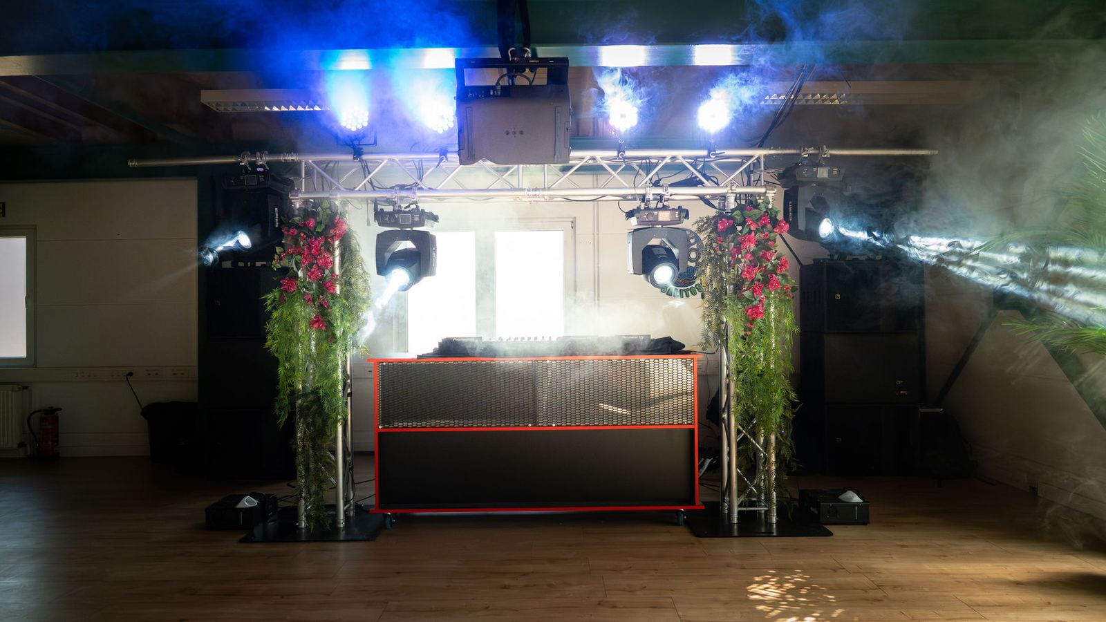 DJ-Pult mit Truss-Beleuchtung im großen Saal
