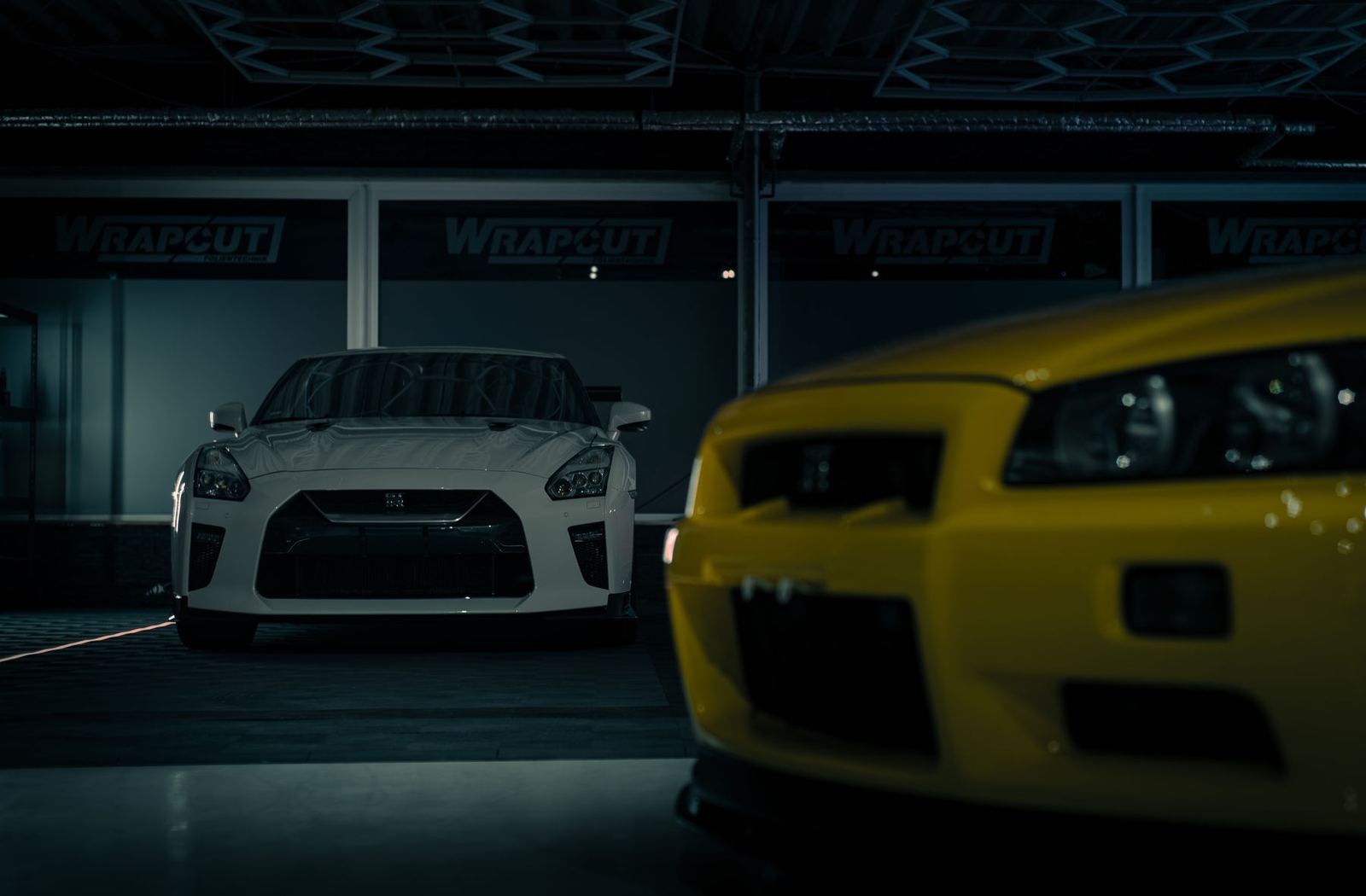 GT-R und Skyline R34 im JDM Showroom